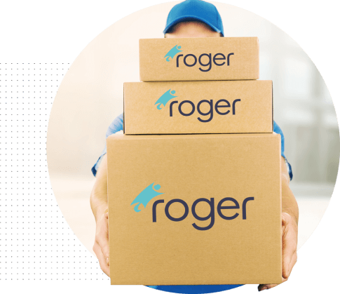 Imagem entregador com caixas com a logo da Roger
